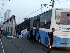 Humas KCJ: KA Senja Solo yang Kecelakaan dengan TransJ dan Avanza