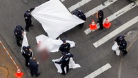 Polisi mengevakuasi jasad korban. REUTERS/Lucas Jackson.