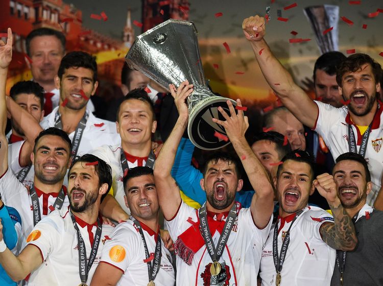Sevilla Angkat Trofi Liga Europa ke-5