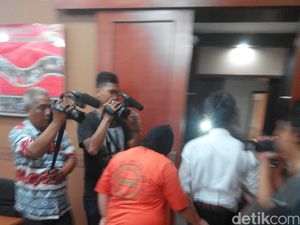 Polisi Sita Uang Tunai dan Kondom Bekas dari Muncikari Bertato Doraemon
