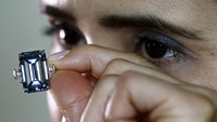 Rekor termahal sebelumnya adalah Blue Moon Diamond, yang dijual US$ 48,6 juta, atau sekitar Rp 646 miliar pada November lalu, yang dijual oleh rumah lelang Sothebys. REUTERS/Denis Balibouse.