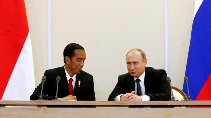 Russian President Vladimir Putin (R) and his Indonesian counterpart Joko Widodo attend a signing ceremony after a meeting at the Bocharov Ruchei state residence in Sochi, Russia, May 18, 2016. REUTERS/Sergei Karpukhin