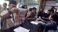 Koalisi Masyarakat Sipil untuk keadilan Siyono menerima tanda terima dari petugas KPK.