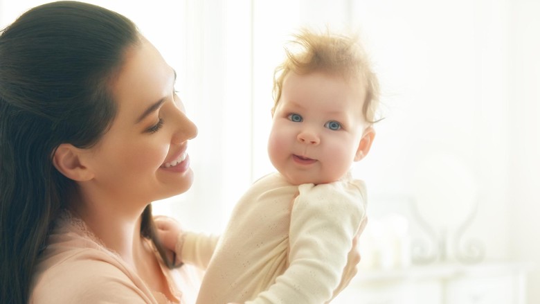 Ilustrasi ibu menggendong bayi/ Foto: Thinkstock Ilustrasi ibu menggendong bayi/ Foto: Thinkstock