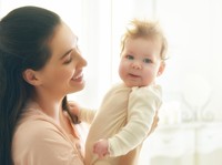 5 Hal Seputar Menggendong Bayi Ini Perlu Ayah dan Ibu Tahu