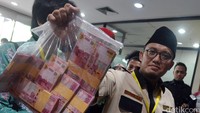 Kita sama-sama hari ini melaporkan uang yang selama ini itu diakui oleh Kapolri sebagai uang pribadi Kadensus 88 yang diberikan ke keluarga Suratmi (istri Siyono), kata Ketua Umum PP Pemuda Muhammadiyah Dahnil Anzar selaku perwakilan koalisi mengatakan, di KPK, Jl HR Rasuna Said, Jakarta Selatan, Kamis (19/5/2016).