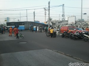 Kecelakaan KA Vs TransJ-Avanza Diduga Akibat Palang Perlintasan Telat Ditutup