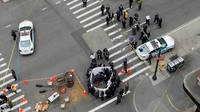 Insiden ini terjadi di persimpangan 50th Street dan Eight Avenue pada pukul 08.28 waktu setempat, Rabu (18/5/2016). REUTERS/Lucas Jackson.