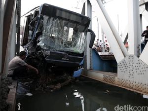KA Senja Utama Tabrak TransJ-Avanza