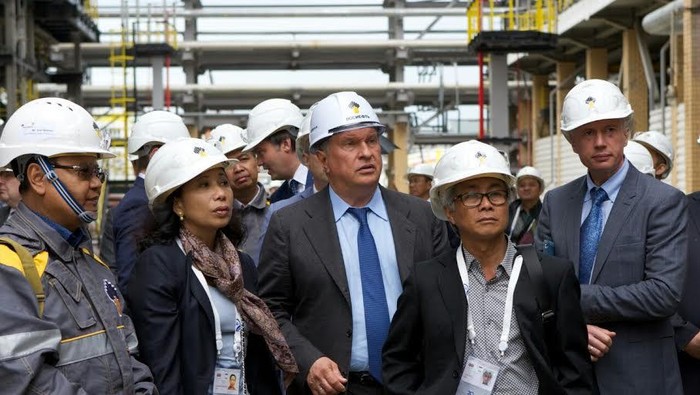 Menteri BUMN dan Dirut Pertamina Kunjungi Kilang Minyak di Rusia