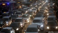 Pemberlakuan sistem pelat ganjil-genap belum bisa dipastikan waktunya karena masih menunggu kajian dari forum diskusi.