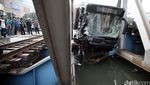 KA Senja Utama Tabrak TransJ-Avanza