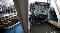 Ada dua korban luka dalam insiden ini yaitu Didi Juhendi (23), pengemudi Avanza dengan nomor polisi B 2198 TFO serta Adil Setiawan (32) yang merupakan sopir TransJakarta bernopol B 7258 TGB.