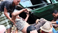 Warga mengevakuasi sopir dan kernet truk.