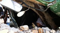 Akibat kecelakaan ini, sopir dan kernet truk terluka akibat terjepit badan truk.