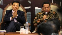 Setya Novanto yang baru saja terpilih mengaku optimistis bisa membenahi partai berlambang pohon beringin itu. Novanto merasa tak harus terbebani oleh sejumlah isu miring yang sempat dialamatkan padanya.