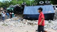 Lokasi kecelakaan memang jalan menurun dan menikung.