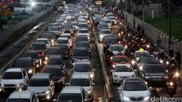 Sejumlah kendaraan terjebak kemacetan di Ruas Jalan Sudirman, Senayan, Jakarta, Selasa (17/05/2016) lalu.