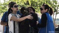 Keluarga penumpang EgyptAir mendatangi Bandara Cairo untuk mengetahui nasib keluarga mereka. AFP/Khaled Desouki.