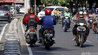 Pengendara sepeda motor memilih jalur pintas dengan cara melawan arus.