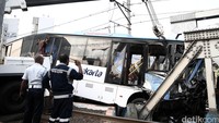 Petugas berusaha mengevakuasi badan bus.