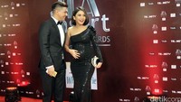 Chelsea dan Glenn Alinskie tak hanya gembira menyambut anak pertama. Keduanya juga gembira menerima gelar Selebriti Pasangan Terfavorit dari !nsert Fashion Awards tahun ini. Noel/detikFoto.