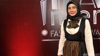 Zaskia mengenakan busana dengan kain Lurik tradisional. Noel/detikFoto.