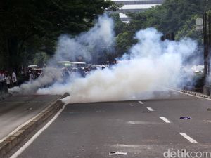 Gas Air Mata Meledak di Sekitar MK Saat Diletakkan di Aspal