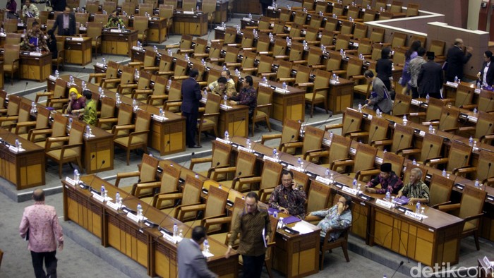 Tarik Ulur Anggota DPR Mundur Jika Mencalonkan Diri di Pilkada