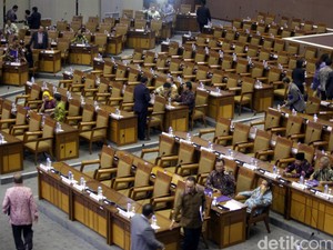 Tarik Ulur Anggota DPR Mundur Jika Mencalonkan Diri di Pilkada