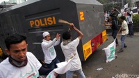 Sejumlah kendaraan polisi jadi sasaran.