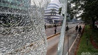 Kaca halte Transj pecah terkena lemparan batu.