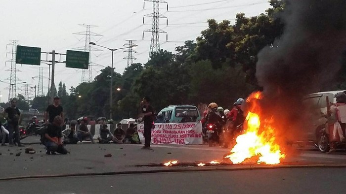 Demo Bakar Ban di Depan Kampus UKI Dibubarkan Polisi