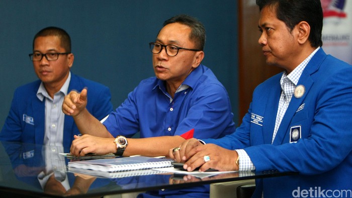 Presiden Jokowi Akan Hadir Rakerna PAN   
Ketua Umum Partai Amanat Nasional (PAN) Zulkifli Hasan didampingi Ketua DPP PAN Yandri Susanto, Wakil Ketua Umum PAN Didik J  Rachbini dan Viva Yoga Maulai memberikan keterangan pers sehubungan persiapan Rakernas PAN di kantor DPP PAN, Jakarta, Jumat (20/5/2016).  Rakernas PAN yang akan dilaksanakan pada 28 - 30 Mei  akan membahas sejumlah isu dan permasalahan yang dihadapi bangsa, diantaranya kasus-kasus kekerasan sexsual terhadap anak dan perempuan akan dihadiri oleh Presiden Jokowi