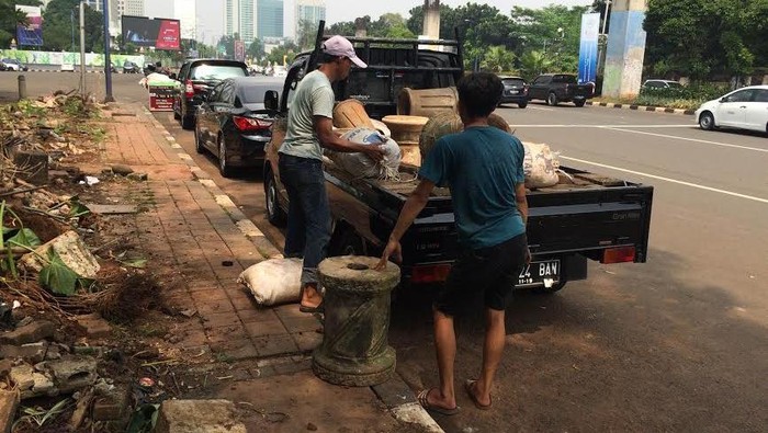 Ditertibkan Satpol PP dari Seputaran Senayan, Pedagang Terpaksa Obral Tanaman Hias