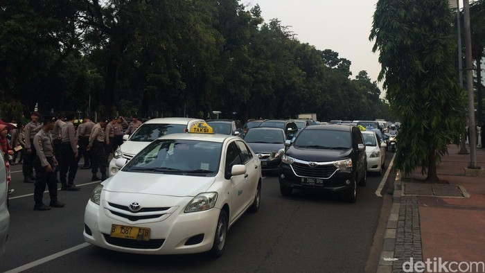 Mahasiswa Duduki 2 Lajur Jalan Merdeka Barat, Lalin arah Harmoni Macet