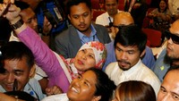 Warga berfoto dengan Pacquiao. REUTERS/Erik De Castro.
