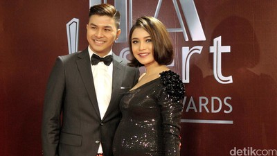 Chelsea dan Glenn Alinskie Bahagia Sambut Anak Pertama