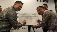 Direktur Keuangan Angkasa Pura II, Andra Y Agussalam bersama Direktur Digital Banking dan Technology Bank Mandiri Rico Usthavia Frans menandatangani naskah kerjasama layanan transaksi keuangan di gedung Plaza Bapindo-Mandiri, Jakarta, Kamis (19/5/2016).