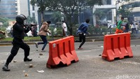 Polisi menghalau massa yang ricuh saat berdemo di depan KPK, Jumat (20/5).