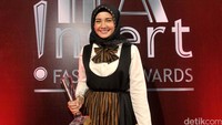 Setahun terakhir ia tengah merancang busana dengan memadukan beragam kain tradisional dari berbagai daerah. Noel/detikFoto.