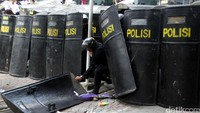 Beberapa petugas polisi yang menjaga gedung KPK terlihat terkena lemparan.