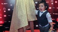 Quenzino bergaya maskulin mendampingi Carissa Putri di !nsert Fashion Awards. Noel/detikFoto.