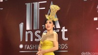 Head piece dan gaun yang dikenakan Syahrini tampak glamor berwarna senada. Noel/detikFoto.