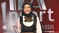 Zaskia Sungkar tak bisa menyembunyikan rasa bahagianya kala berhasil menang di salah satu kategori !nsert Fashion Awards tahun ini. Noel/detikFoto.