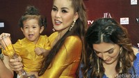 Olla Ramlan tampil cantik dengan busana berwarna senada dengan sang putri. Noel/detikhot.
