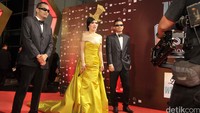 Syahrini mengaku menikmati mengenakan berbagai jenis busana unik. Meski ia tak memungkiri busananya kerap membuat repot naik ke atas panggung. Noel/detikFoto.