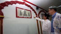 Adhyaksa Dault melihat kaligrafi yang ada di dalam Masjid Lautze.