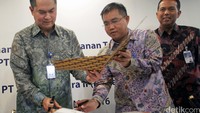 Pada Januari - Maret 2016, layanan Mandiri cash management telah digunakan oleh 15.565 nasabah pengguna dengan frekuensi transaksi mencapai 17,1 juta transaksi senilai Rp 897 milliar.