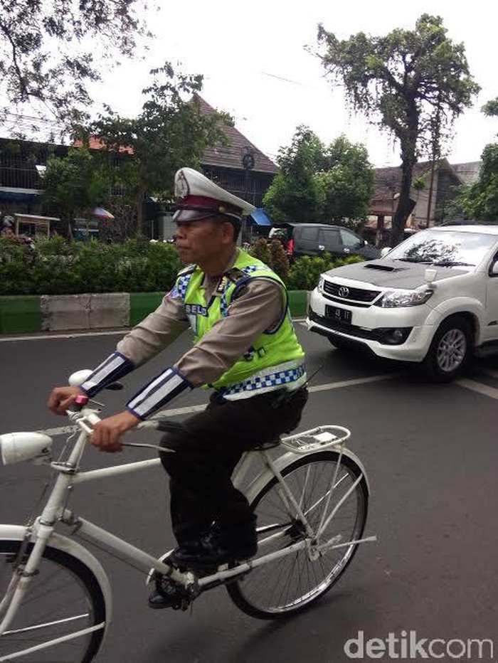 Berkenalan dengan Bripka Seladi, Polisi Sederhana yang Lepas Dinas Memulung Sampah